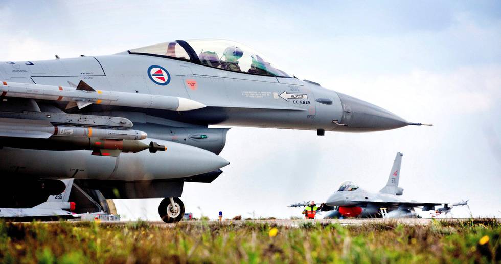 BOMBING: Norske F-16 jagerfly på flyplassen Souda på Kreta i 2011. Flyene var stasjonert på Kreta for delta i militæroperasjonen i Libya. FOTO: LARS MAGNE HOVTUN/FORSVARET