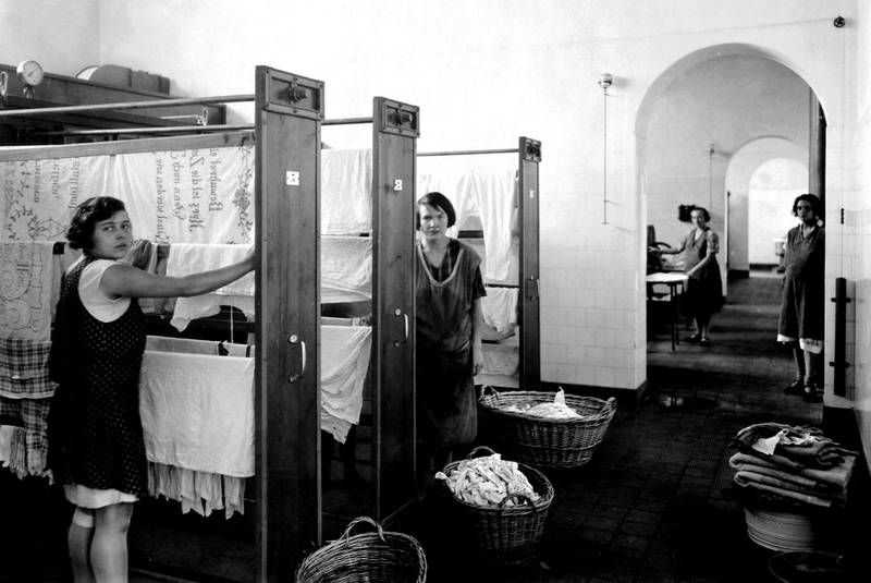 De store felles vaskerommene i de kommunale boliggårdene var ikke uten konflikter og misnøye. Mange kvinner mislikte å blottstille skittentøyet for naboer.