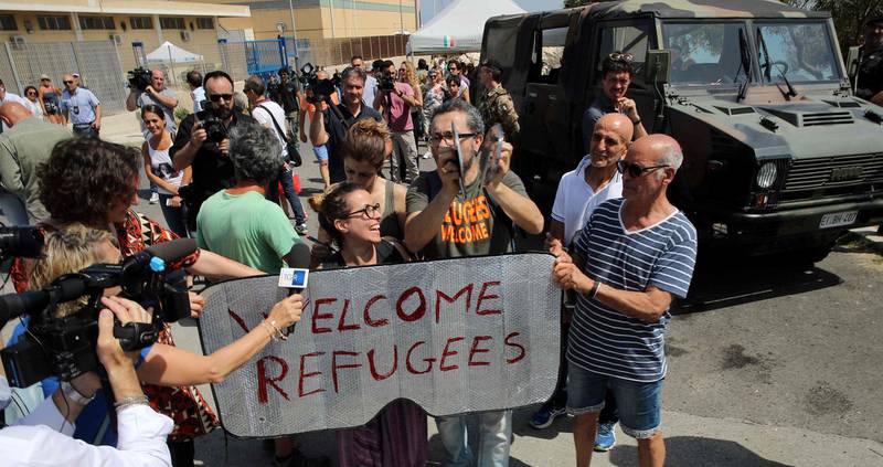 Frontene sto mot hverandre da ytre høyre leder Matteo Salvini besøkte Sicilia søndag. Salvinis motstandere ønsket flyktninger velkommen. 