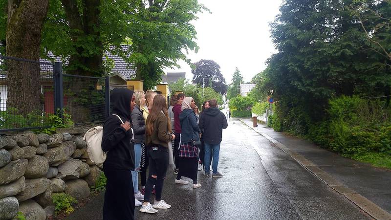 Interesserte tilskuere står utenfor boligen der Justin Bieber har holdt til under sitt opphold i Stavanger. Foto: Per Thime