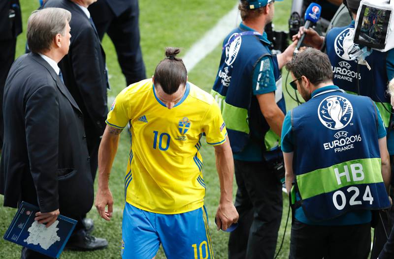 Zlatan Ibrahimovic gikk rett i garderoben mens de andre spillerne sto igjen på banen og takket publikum.