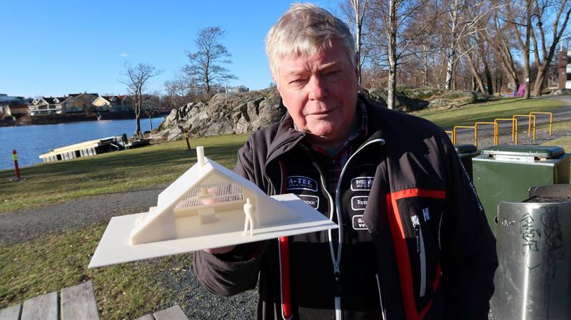 Fred W. Iversen viser fram modellen av grillhytta. Den skal plasseres nær Speiderhuset og badeplassen i Nesparken.