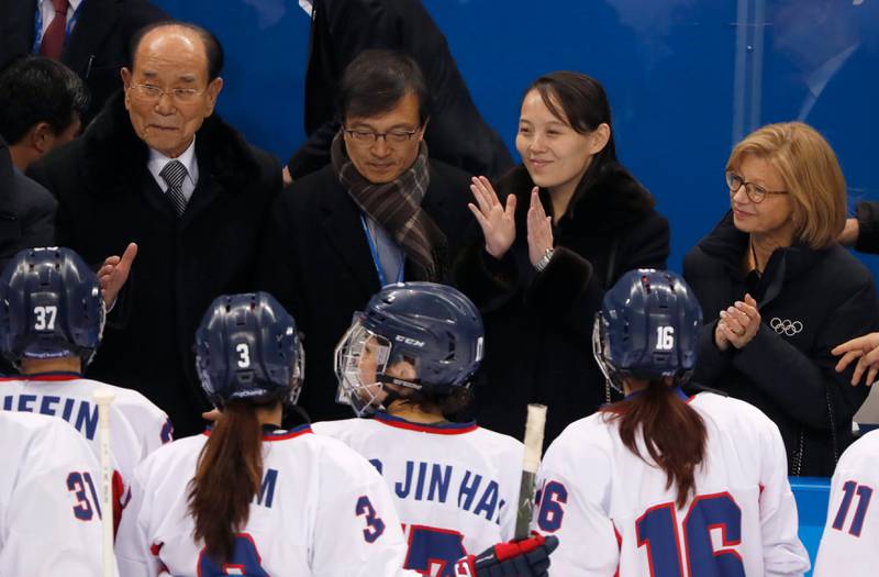 Det koreanske laget blir hilst av Nord-Koreas Kim Yo Jong etter åpningskampen lørdag. Den endte for øvrig 0-8.