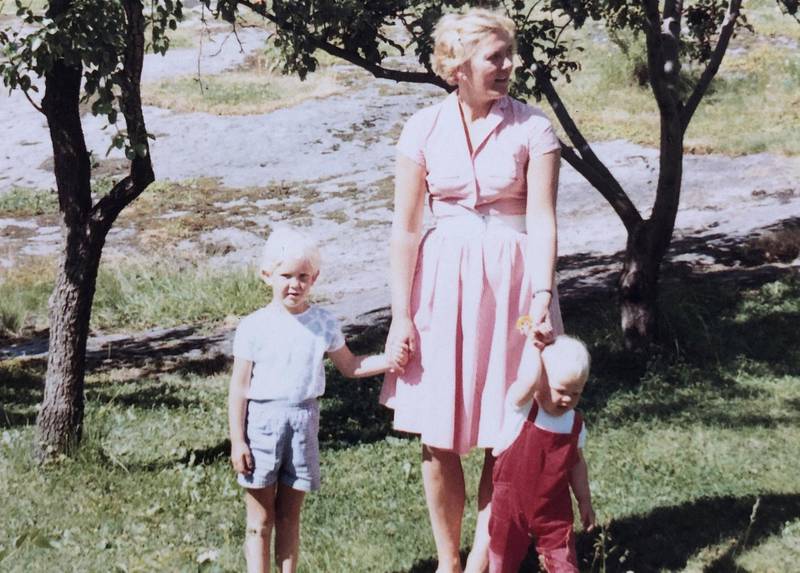 Sommeren 1967, og min første sommer på to bein. Vår hage var et eventyr for barn og voksne. Vi hadde frukttrær og bærbusker, grønne plener og litt naturhage.