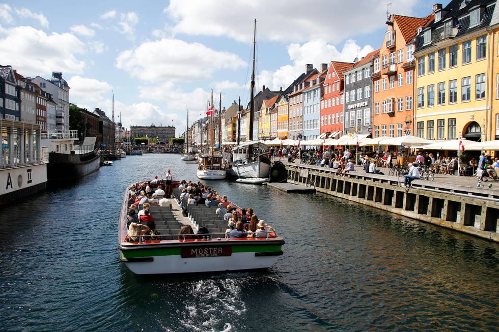 København, Danmark 20190709.
En sightseeing båt på vei inn i Nyhavn, som er et havne kvarter i Danmarks hovedstad København, og er et av byens mest besøkte turistmål.
Foto: Erik Johansen / NTB scanpix