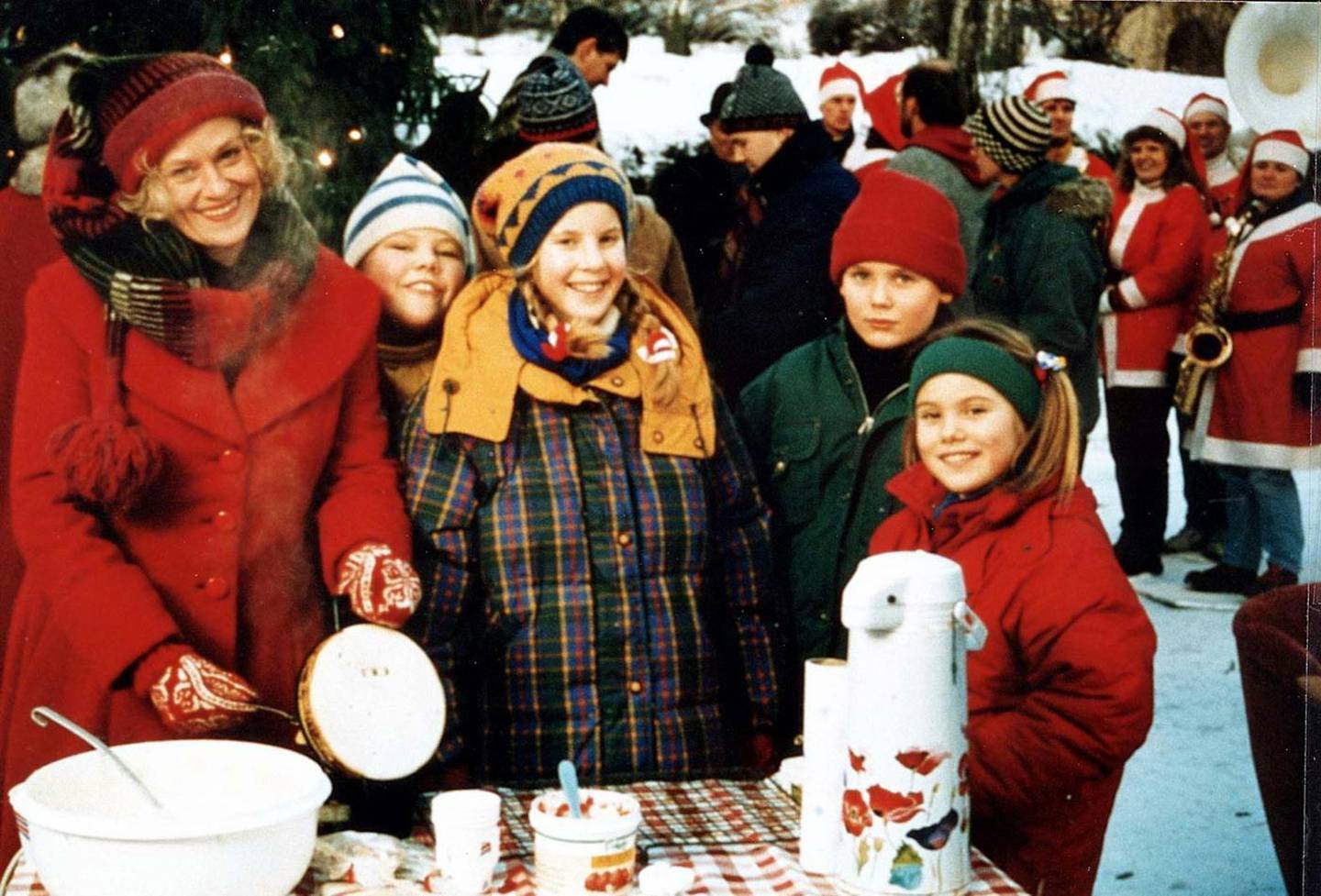 NRK1 søndag 17. desember <br>Barne-TV:
Amalies jul (17:24)<br>Vaflene går unna når Amalie og barna har markedsdag
utenfor det store huset.<br>(Foto: Odd G.
Iversen)<br>