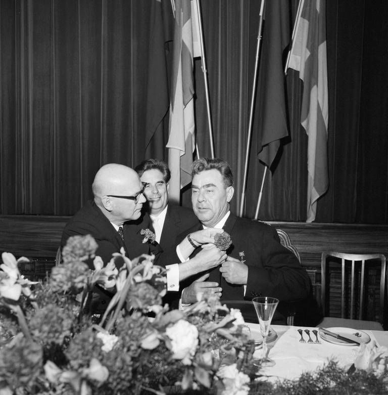 Bilde fra 1961 viser Finlands daværende president Urho Kekkonen (t.v.) sammen med Leonid Bresjnev, som da var offisielt statsoverhode i Sovjetunionen.
