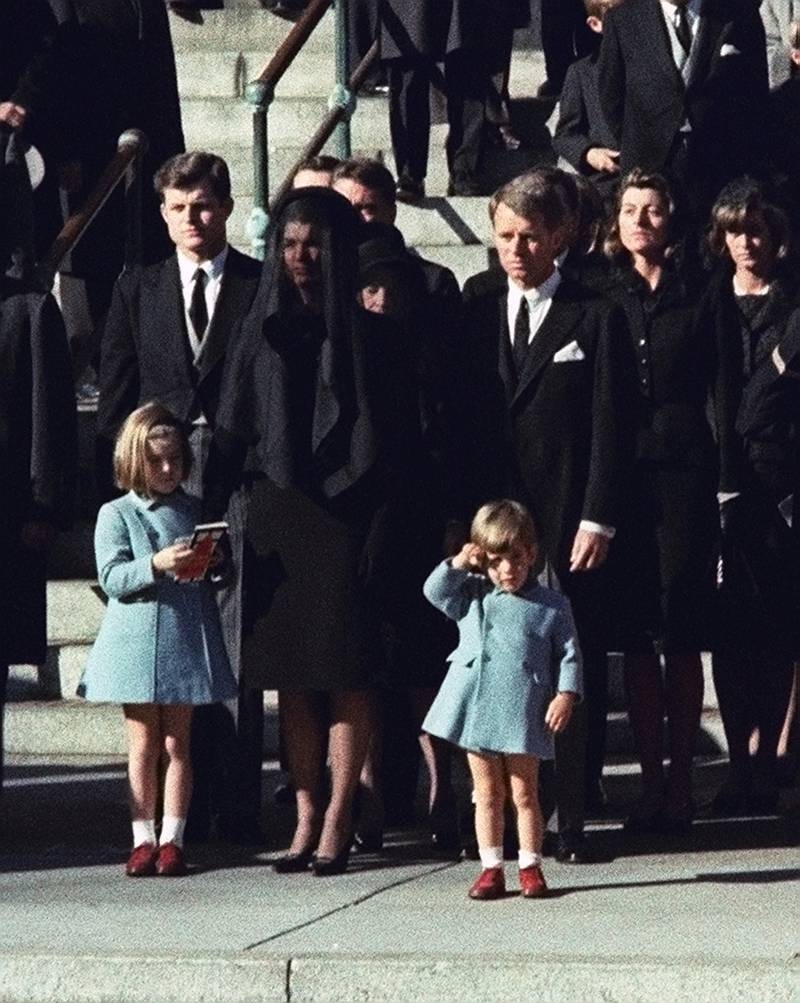 Sste hilsen: Lille John jr. gjør salutt foran farens båre. Dette bildet av Jackie og barna, sammen med resten av Kennedy-familien, er blitt et amerikansk ikon.