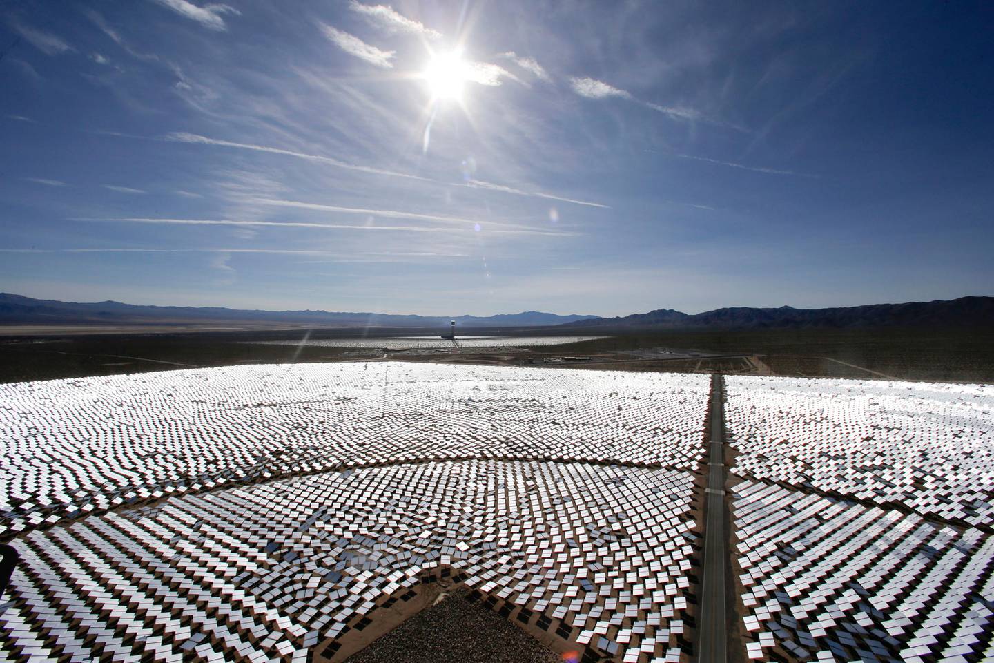 FILE - This Feb. 11, 2014 file photo shows some of the 300,000 computer-controlled mirrors, at the Ivanpah Solar ElectirIc Generating System in Primm, Nev. State and federal officials sought Tuesday, Sept. 23, 2014, to bring order to California's boom for renewable-energy plants in the Mojave and other southern California deserts, releasing a roadmap covering 22.5 million acres that designates some areas for large-scale solar, wind and geothermal plants and others for conservation of desert habitat and animals.(AP Photo/Chris Carlson, File) / TT / kod 436