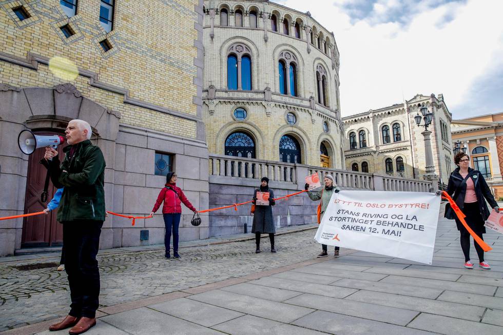 Oslo 20200512. 
Aksjonister lager en folkelenke fra Y-blokka til Stortinget mot rivingen av Y-blokka.
Foto: Vidar Ruud / NTB scanpix