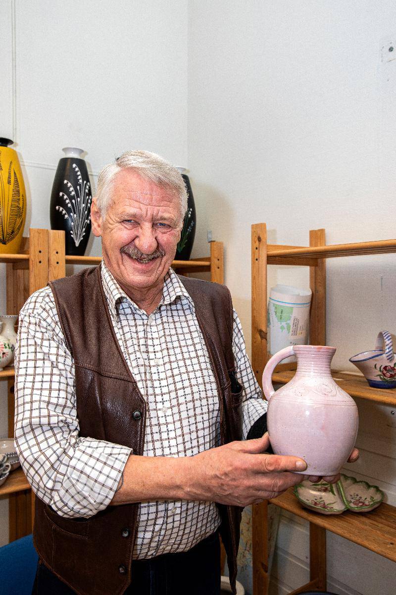 Leif Nicola Bjerén holder fram en vase med hank fra mellomkrigstiden. Denne er laget av Eilif Whist i verkstedet hans i Waldermar Thranesgate i Oslo. Foto: Kai Hovden