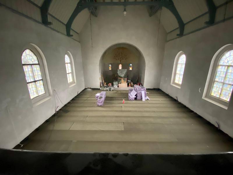 Alt inventar – inkludert alterringen og orgelet er fjernet – slik at håndverkerne får renovert hver eneste krik og krok i Kråkerøy kirke.