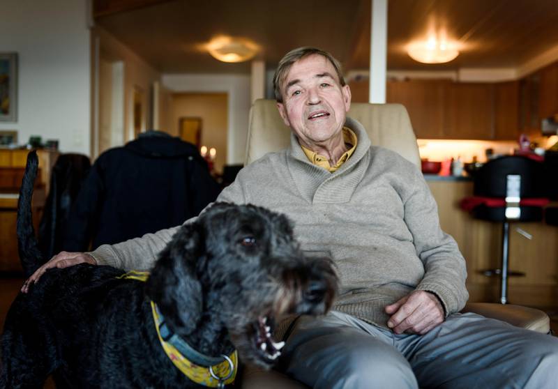 Odd Erik Germundsson (69) har vært verge for enslige mindreårige asylsøkere siden 2003, og sier det aldri har vært verre enn det er nå. Hunden Taiba er god å ha når jobben blir tung. – Det er mye god terapi i en hund, sier Germundsson. 