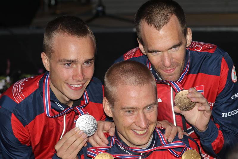 Kasper Fosser (t.v.), Olav Lundanes og Magne Dæhli viser fram den norske medaljefangsten under VM på hjemmebane i Østfold.