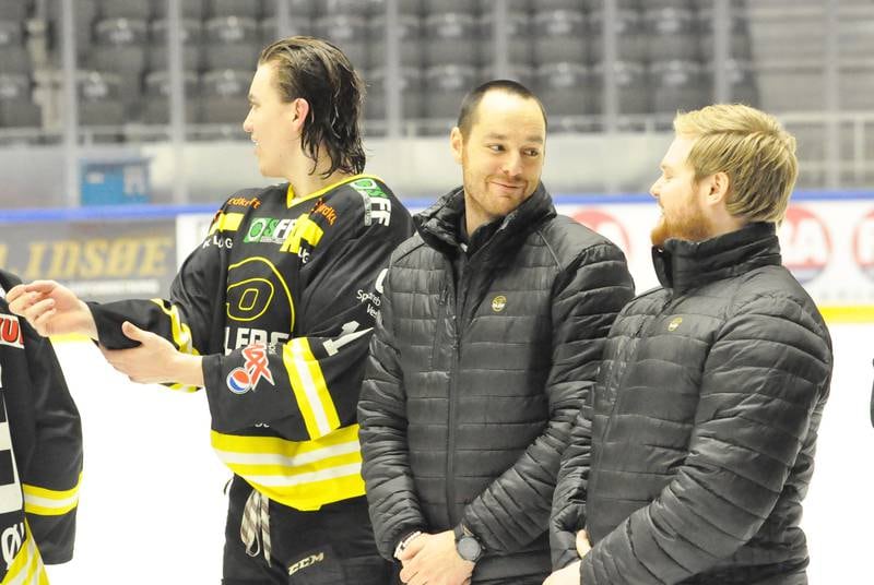 Michael Brandasu (midten) og Eirik Grafsrønningen har ført Oilers U20 til nytt seriegull. Foto: Espen Iversen