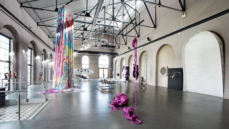 Flere kunstnere i «Kunsthåndverk 2016» har laget verk spesielt for den flotte hallen i Hydrogenfabrikken i Fredrikstad. Kiyoshi Yamamotos tekstil (til  høyre) utnytter at det er 15 meter under taket. 