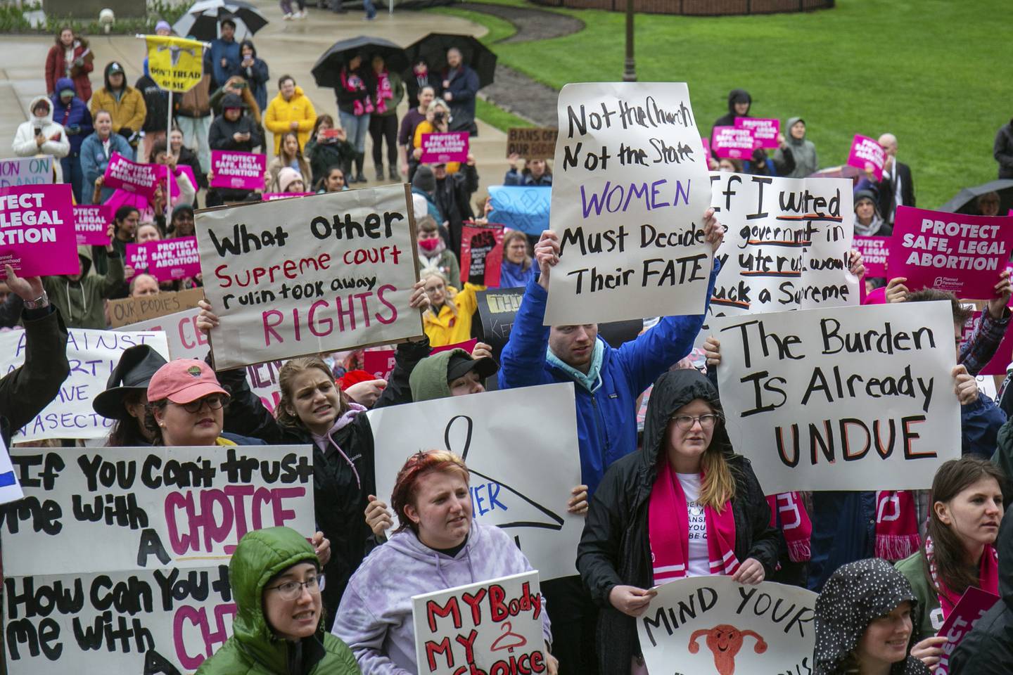 Abortforkjempere samlet seg utenfor delstatsforsamlingen i Lansing etter lekkasjen fra høyesterett.