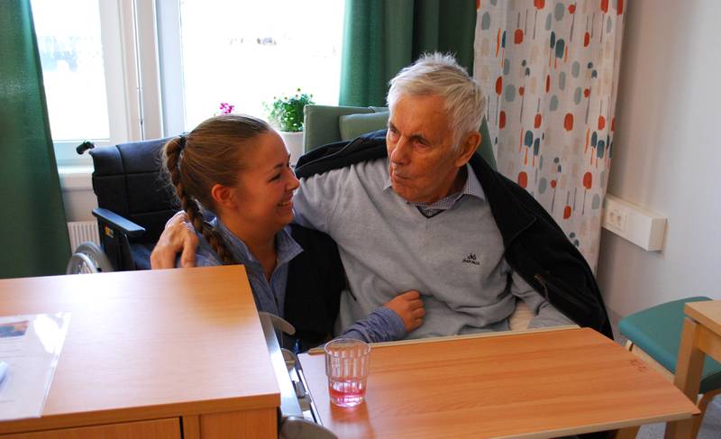 FORNØYD: Øivind Johansen er glad for å ha fått fast langtidsplass på enerom ved Nye Kruseløkka sykehjem, etter å ha ventet i seks måneder på Helsehuset i Sarpsborg. Her har han besøk av barnebarnet Thea Kristine Fjærestad.