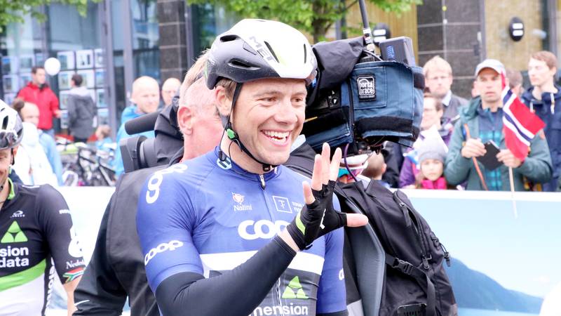 Edvald Boasson Hagen smilte fra øre til øre etter å ha vunnet Tour des Fjords sammenlagt for første gang. Foto: Pål Karstensen