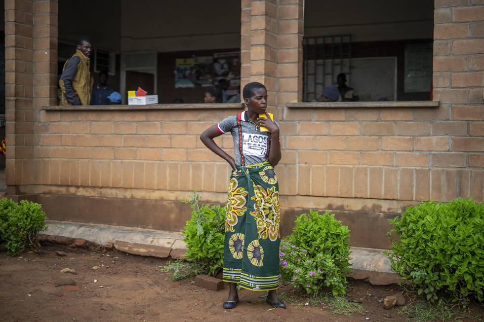 Hvert år kunne 10% av min husholdnings inntekt ført til distribusjon av 2 040 malarianett, skriver kronikkforfatteren. Avbildet er en kvinne utenfor et helsesenter i Malawi, et av landene som er hardest rammet av malaria.