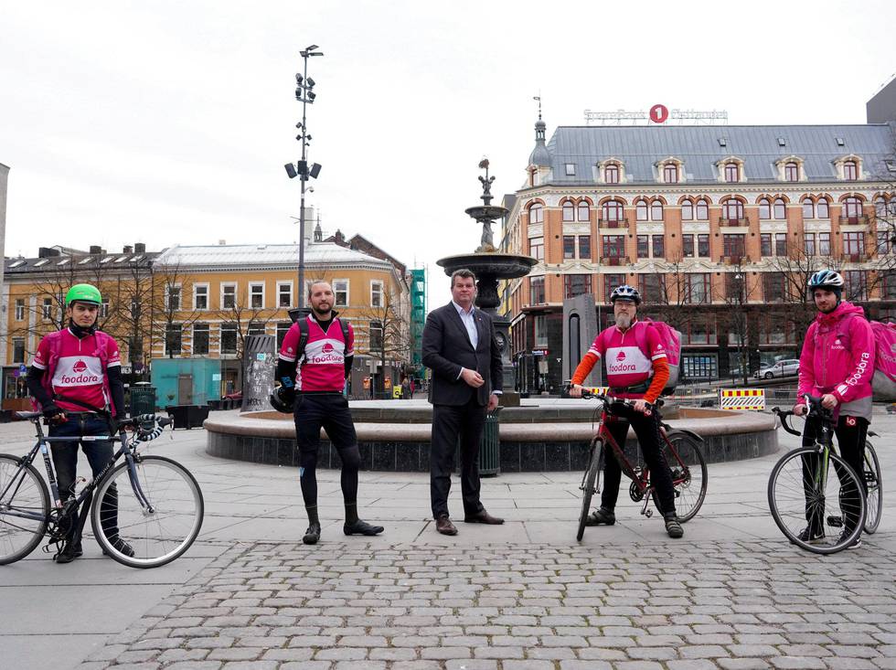 LO-leder Hans-Christian Gabrielsen (i midten) ga i april kred til Foodora-syklistene som har bidratt til at mange restauranter har kunneholde hjulene i gang tross koronapandemien. For bare et år siden streiket syklistene for tariffavtale. Foto: Fredrik Hagen/NTB scanpix