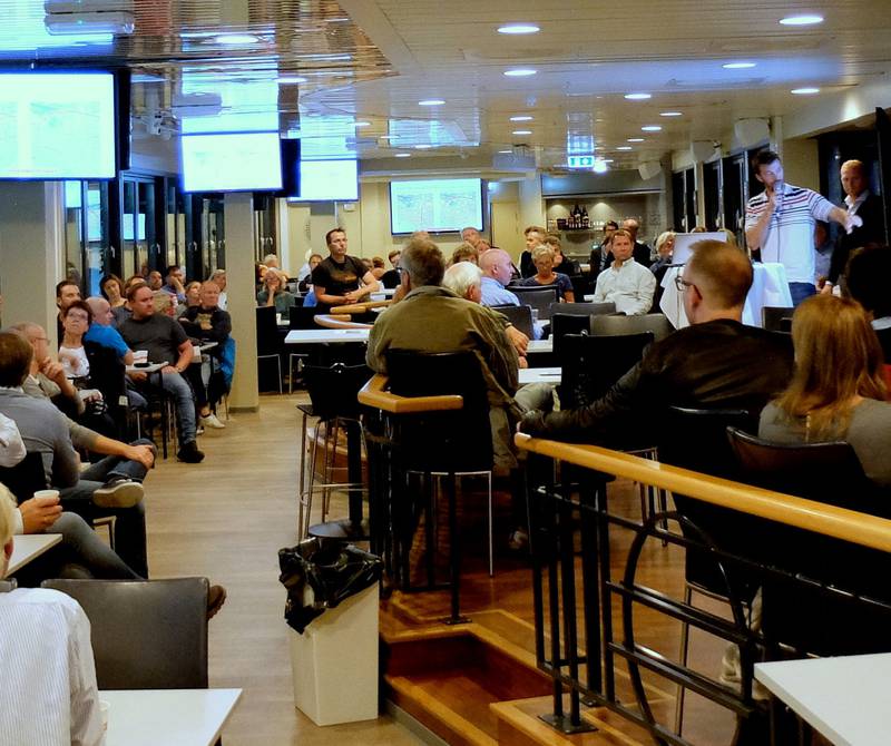 Mer enn 100 møtte opp til folkemøtet om Jernbaneverkets planer for den nye Intercity-strekningen.   Arild Tjomsland (t.h.) forklarte hva dette innebar for naboene i Nybyen.
