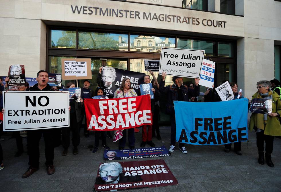 Ytringsfrihetsorganisasjoner over hele verden engasjerer seg i Julian Assange. Her en demonstrasjon utenfor domstolen i London som skal avgjøre hans sak.