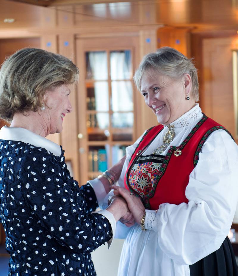 Dronning Sonja tar imot kulturminister Widvey til mottakelse. FOTO: NTB SCANPIX