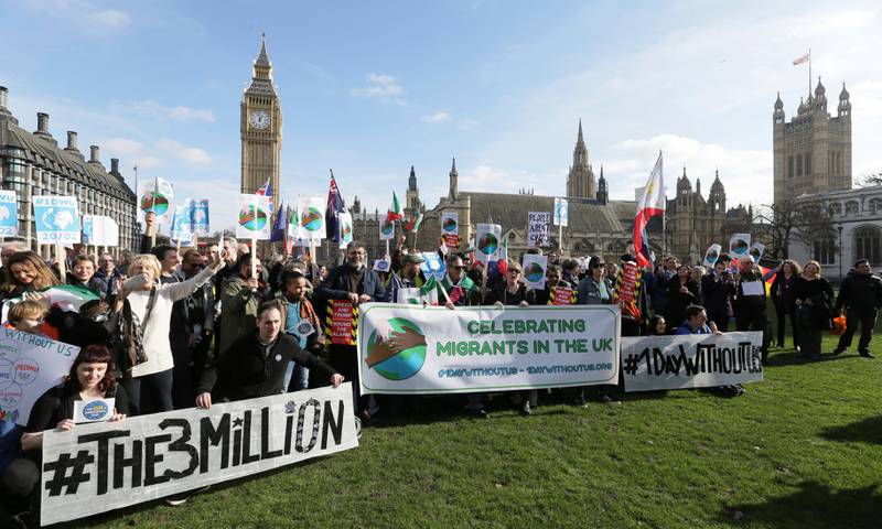 EU-borgere bosatt i Storbritannia i en demonstrasjon i februar utenfor parlamentet i London. De vil ha        garantier for at de har rett til å bli når landet går ut av EU.