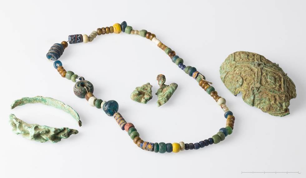 Arkeologisk museum i Stavanger fikk smykker fra grav til høystatus vikingkvinne levert på døren. Foto: Arkeologisk museum, UiS / NTB