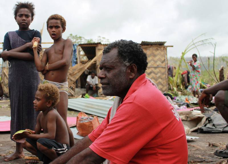 Narua Joe Kwane er høvding i landsbyen Taunono, i nærheten av Port Vila, som nå er totalt ødelagt av syklonen Pam. Mangel på vann gjør at befolkningen i landsbyen må lete etter kokosnøtter for å få i seg nok væske. FOTO: UNICEF