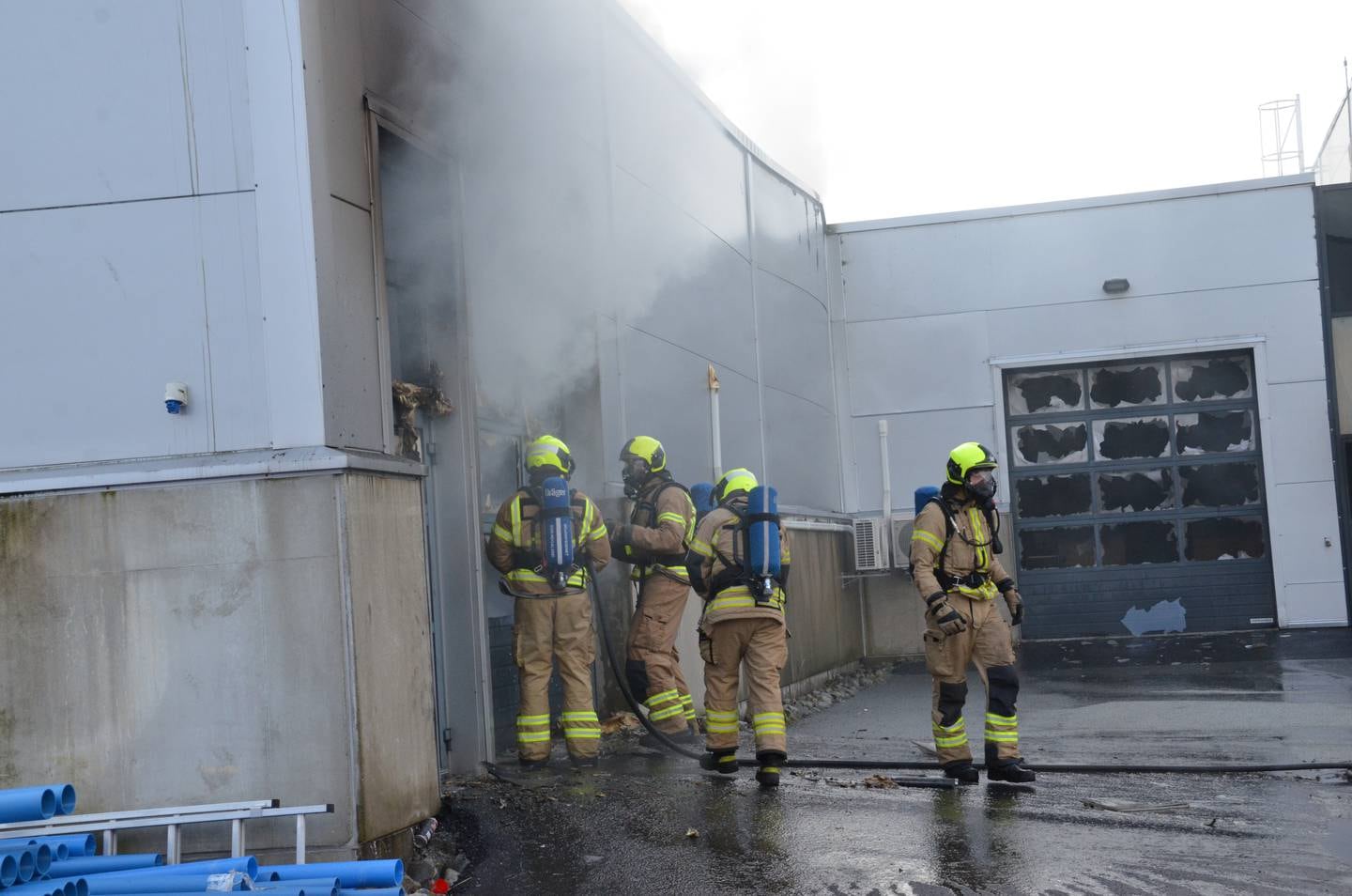 Mange brannfolk var på plass for å slukke brannen i et verksted på Forus torsdag morgen.