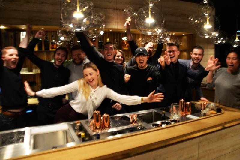Det var full jubel i restauranten da det ble klart at Re-Naa får to Michelin-stjerner. De ansatte feiret på restauranten i Norbøgata i Stavanger sentrum. Foto: Arne Birkemo