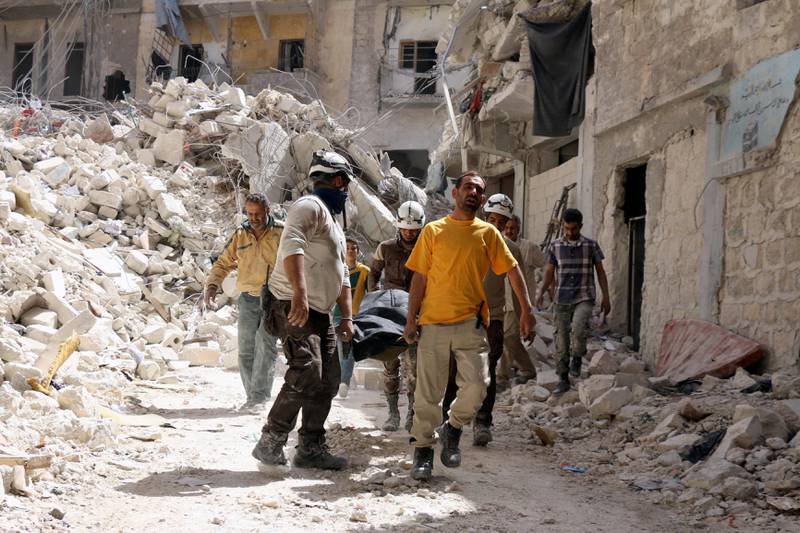 Flere hundre tusen mennesker er drept i borgerkrigen i Syria. Nå kan det også gå mot et større oppgjør mellom al-Qaida og IS i det krigsherjede landet. Her fra Aleppo i går, etter et bombeangrep.