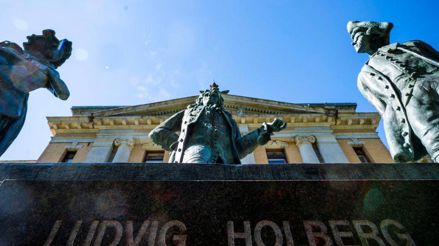 Statuen av Ludvig Holberg ved Nationaltheatret i Oslo kreves fjernet.