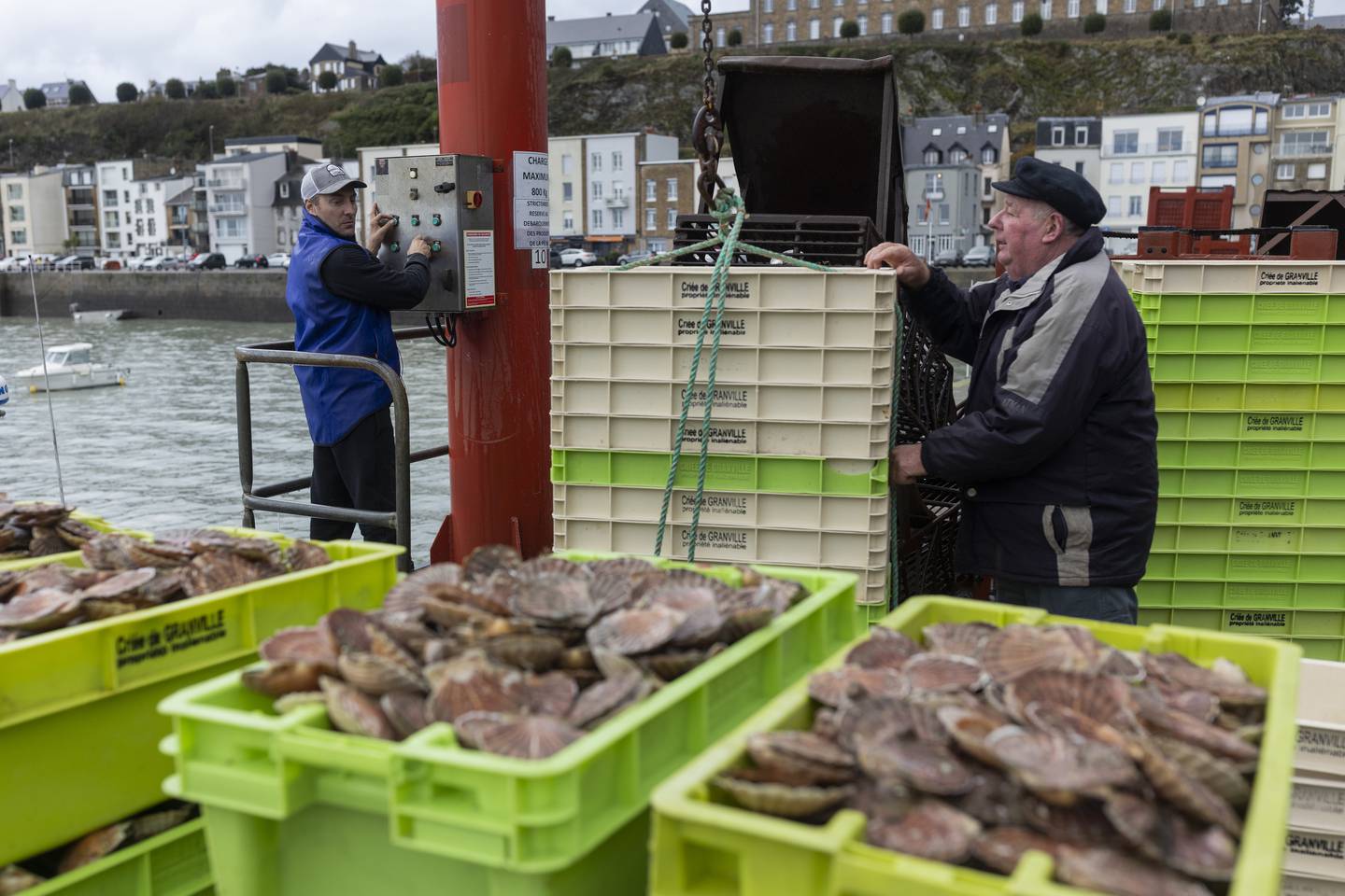 En betent fiskerikonflikt mellom Frankrike og Storbritannia har eskalert den siste tida. Landene anklager hverandre for brudd på handelsavtalen om fiskelisenser i Den engelske kanal.