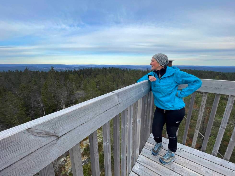 Birgit Rusten nyter utsynet fra utsiktstårnet på Ryggetang-Slettås (531 moh) på Vestskauen.
