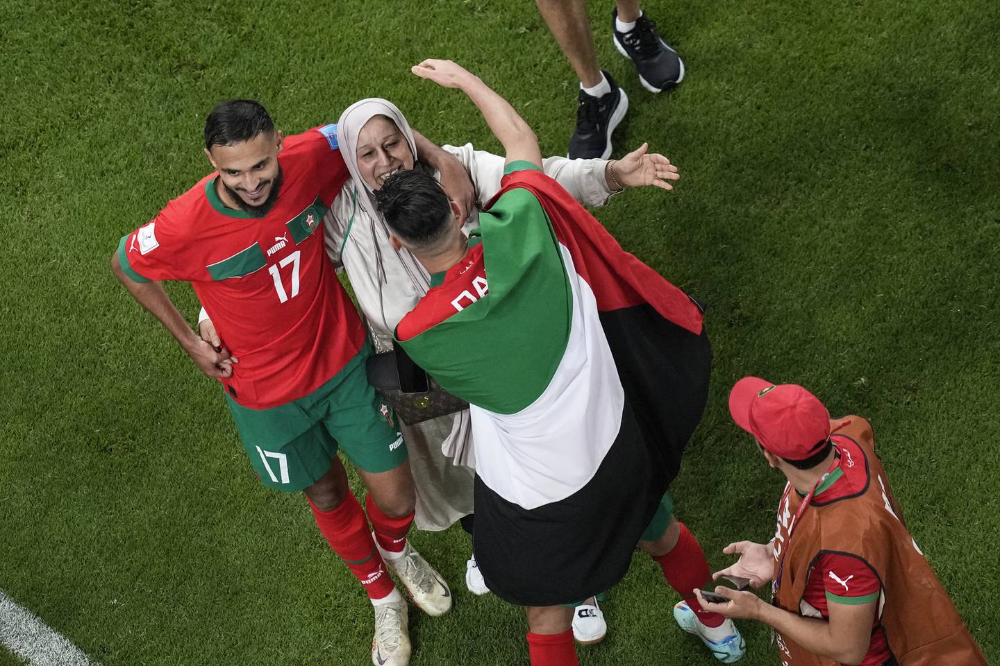 Marokko-spillerne hadde også med seg palestinske flagg på banen da de feiret kvartfinaleseieren over Portugal tidligere i desember.