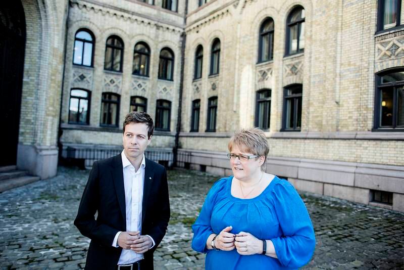 KrF-leder Knut Arild Hareide og Venstre-leder Trine Skei Grande blir advart av SV mot å legge fram en forskriftsendring for asylbarna som ikke vil gi flere opphold. Det var realiteten i det første utkastet som regjeringen sendte på høring. FOTO: FREDRIK BJERKNES