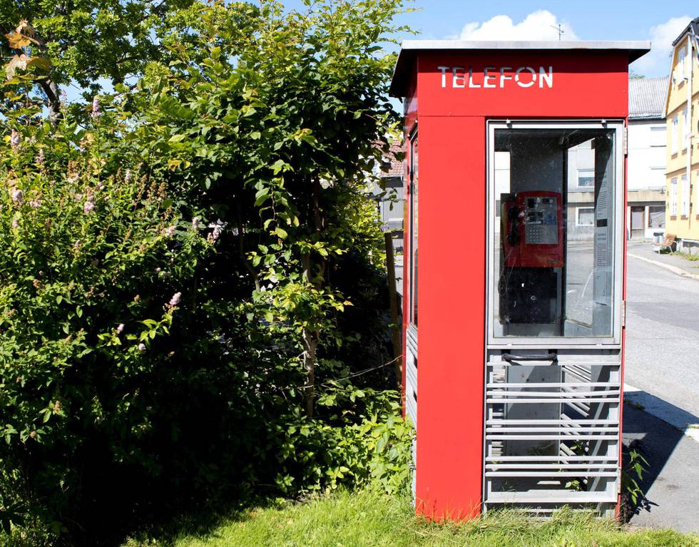 Røde telefonkiosker står fortsatt igjen som symboler mot fraflytting og nedlegginger. Her fra Hølen i Vestby. FOTO: TORSTEIN BØE/NTB SCANPIX