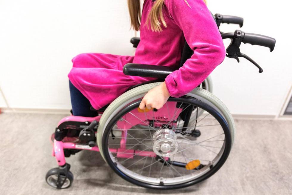 Barn som må bruke rullestol. Modellklarert.
