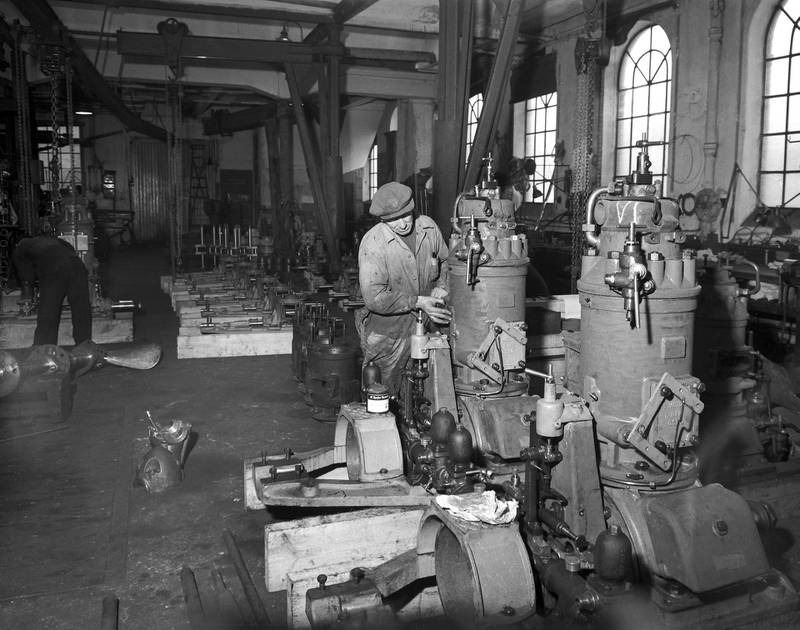 Motorfabrikken Rapp ble etter hvert en av de største båtmotorfabrikkene i Norge og leverte en av de mest kjente båtmotorene for lettere fartøyer. I forgrunnen Hans Ingvald Jakobsen. Foto fra 1947.