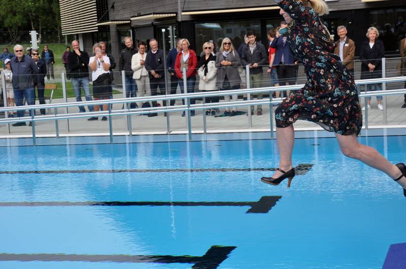 Her hopper Stavanager-ordfører Christine Sagen Helgø uti basenget med kjole og ordførerkjede på. Foto: Bengt Enersgård
