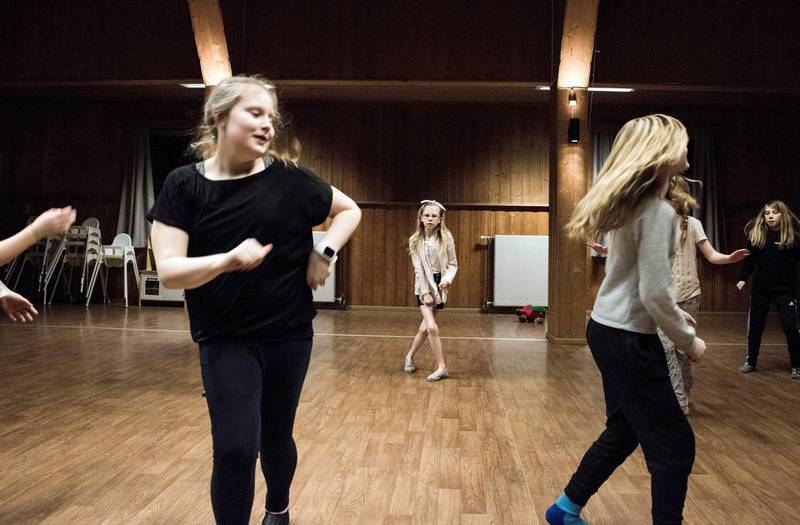 Elever fra Den norske balletskole øver flere kvelder i uka i storsalen til Folkets Hus på Kjelsås. FOTO: Sissel M. Rasmussen