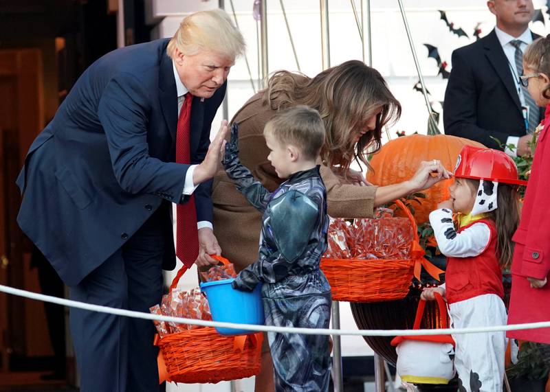Siktelsene rundt tidligere medarbeidere av Donald Trump har økt presset rundt Trump. Her er han og kona Melania under en Halloween-feiring med barn i Det hvite hus.