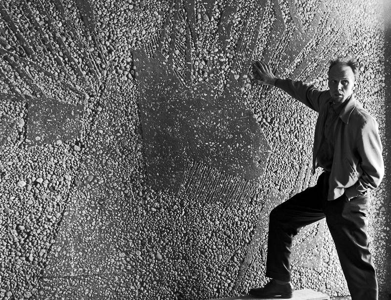 Carl Nesjars arbeid sammen med Pablo Picasso vakte internasjonal oppsikt da Y-blokka og Høyblokka ble bygd. Her er Nesjar, som mandag ville fylt 100 år, foran naturbetongkunsten i Høyblokka. Foto: NTB Scanpix