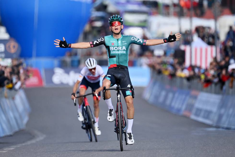 Lennard Kämna jubler for seier på tirsdagens etappe i Giro d'Italia. Foto: Massimo Paolone, LaPresse via AP / NTB