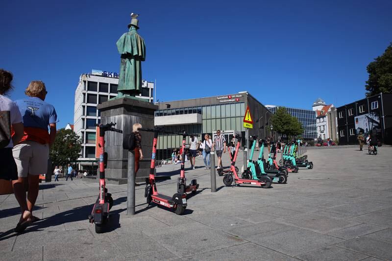 Elsparkesykler sparkesykler elektriske sparkesykler Domkirkeplassen ved Torget i Stavanger