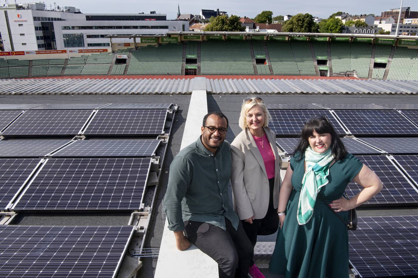 Omar Samy Gamal, Victoria Evensen og Eli Grimsby på taket av Bislett stadion. Idrettsanlegg med solceller på taket.