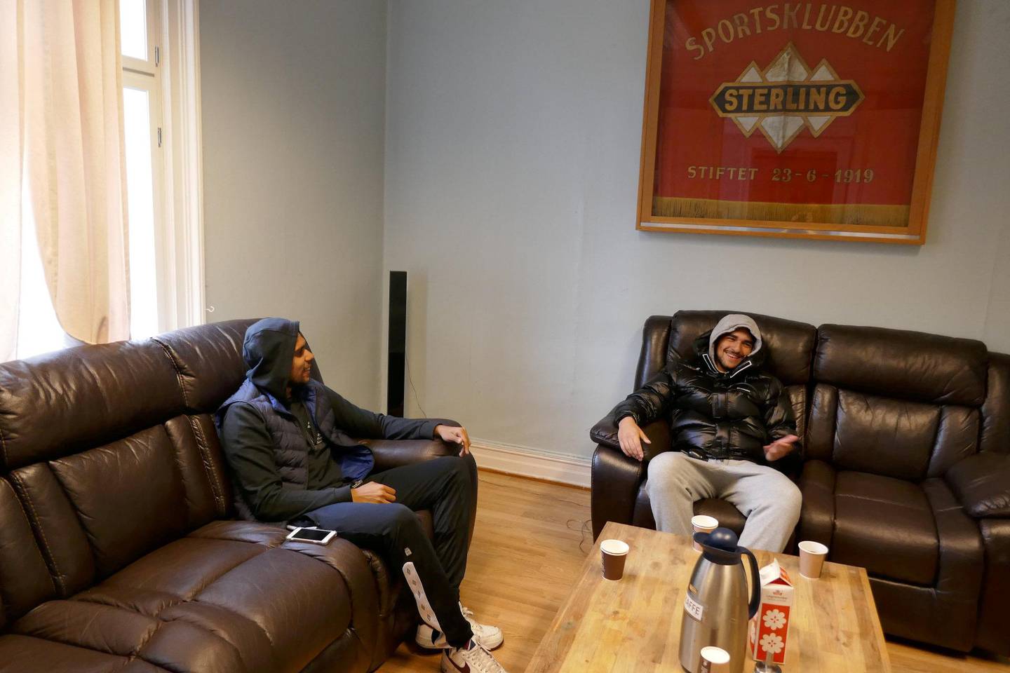 Abas Ahmad (t.v) og Ehab Alhasan (t.h.) i klubblokalene til sportsklubben Sterling på Vahl skole i Oslo.